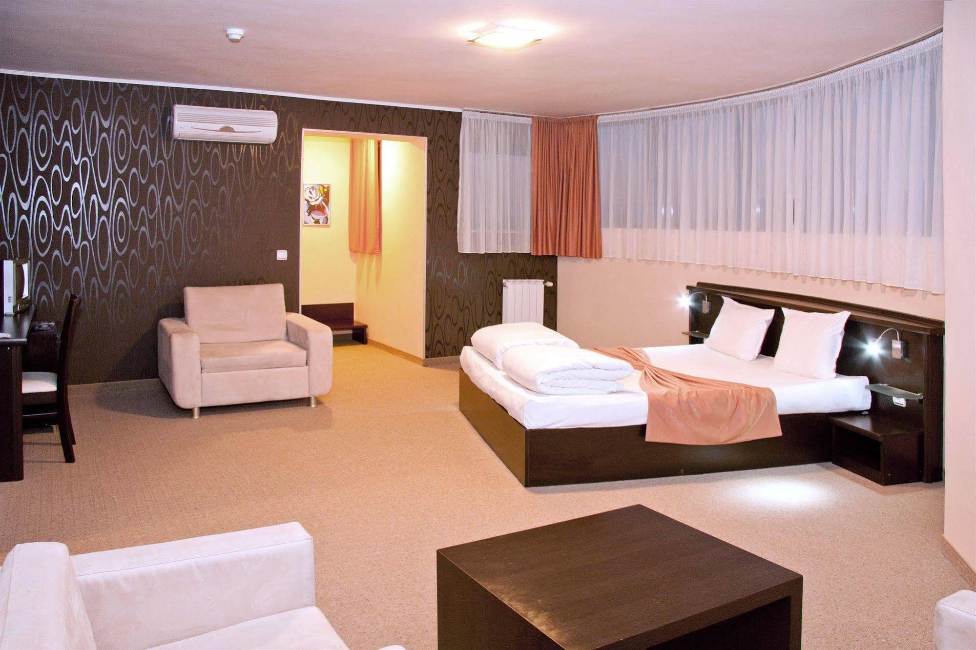 Riverside Family Hotel Yambol Exterior photo